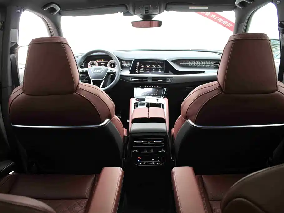 AUDI Q6