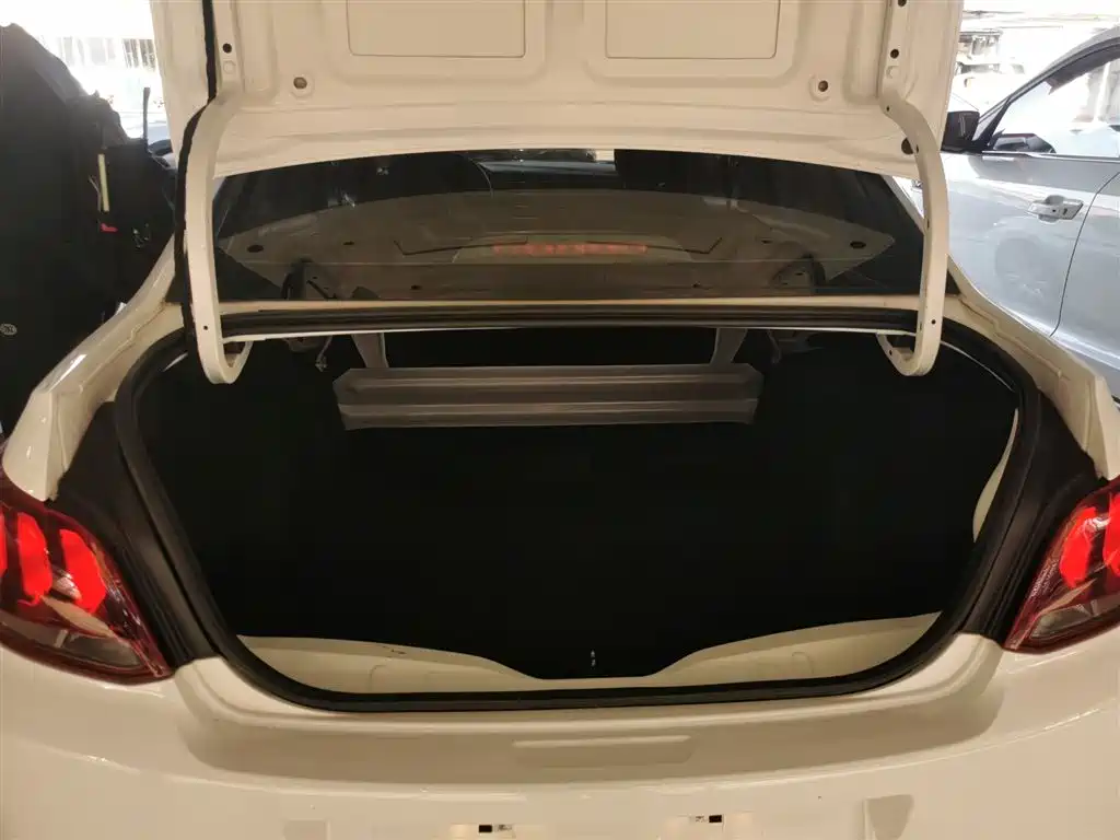 Peugeot 301 2018 1.6L Manual Comfort Edition фото 15