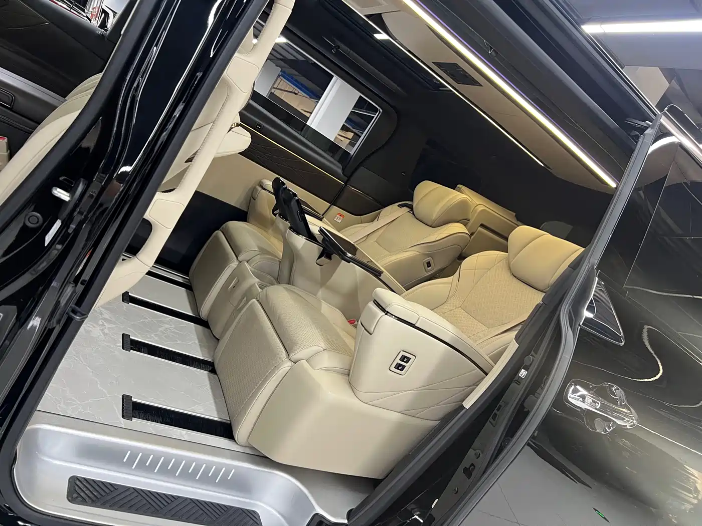 Toyota Alphard 2024 Hybrid 2.5L Ultimate Enjoyment Edition фото 11