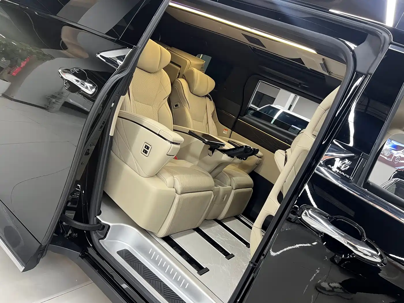 Toyota Alphard 2024 Hybrid 2.5L Ultimate Enjoyment Edition фото 14