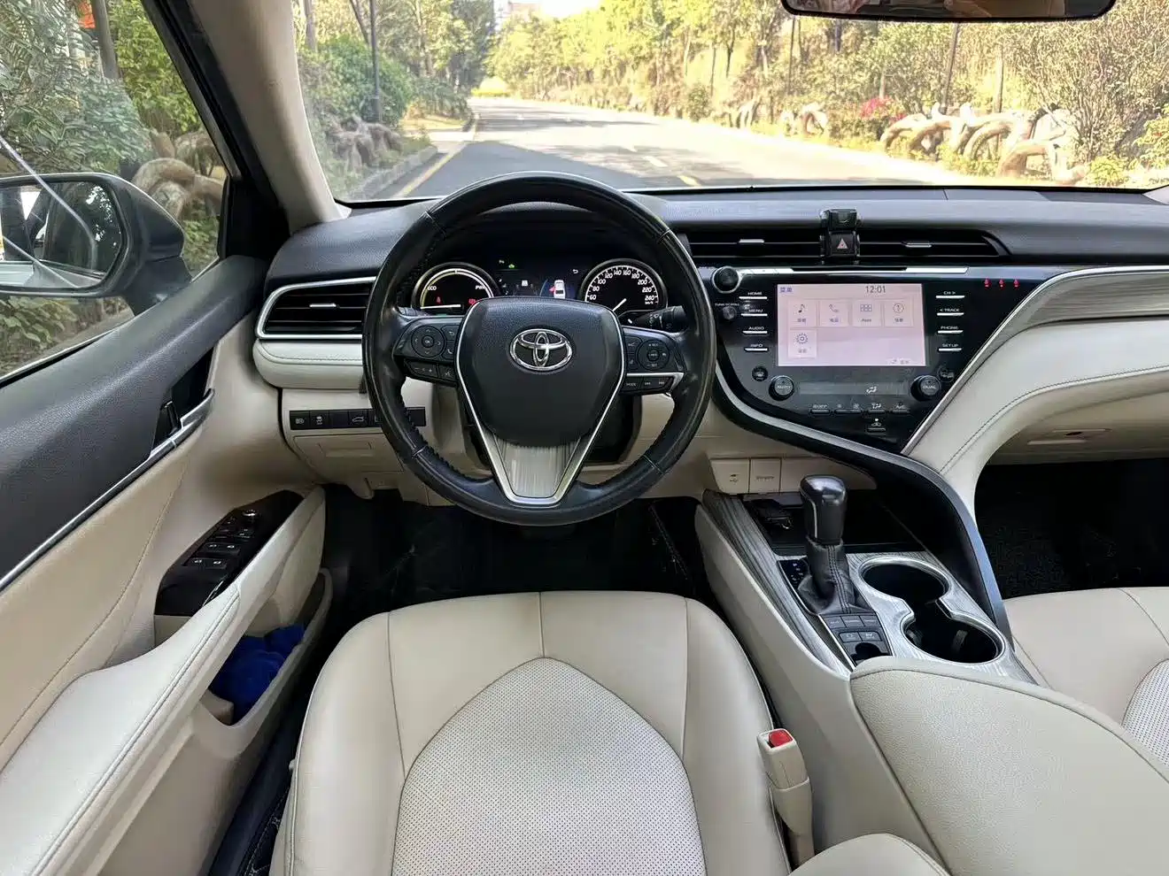 Toyota Camry 2018 Hybrid 2.5HG Luxury Edition фото 17