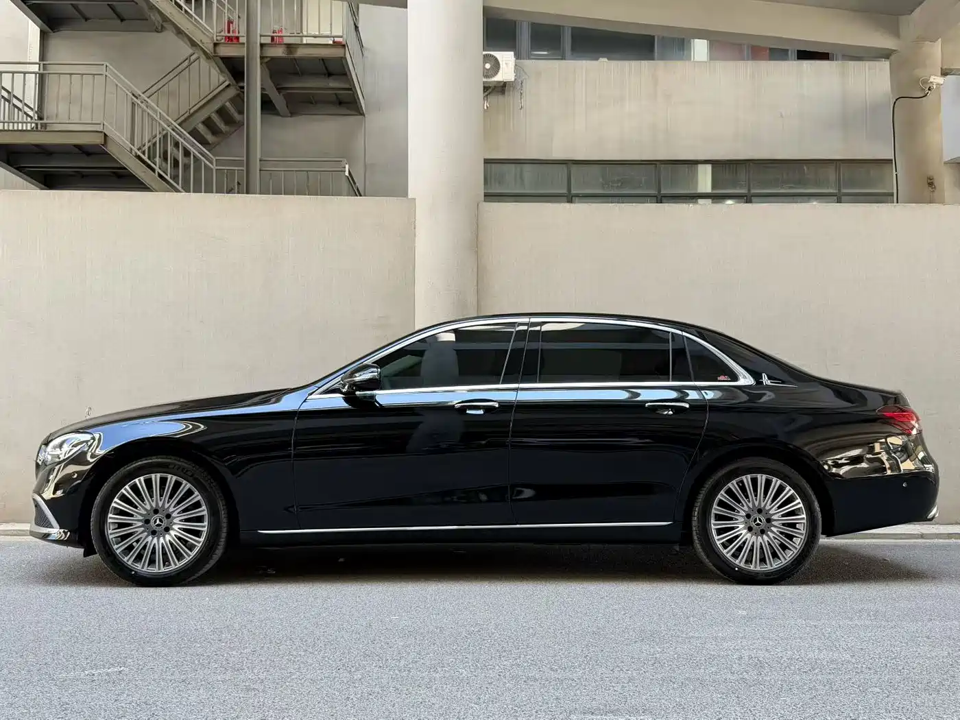 Mercedes-Benz E-Class 2023 E 300 L Luxury фото 3
