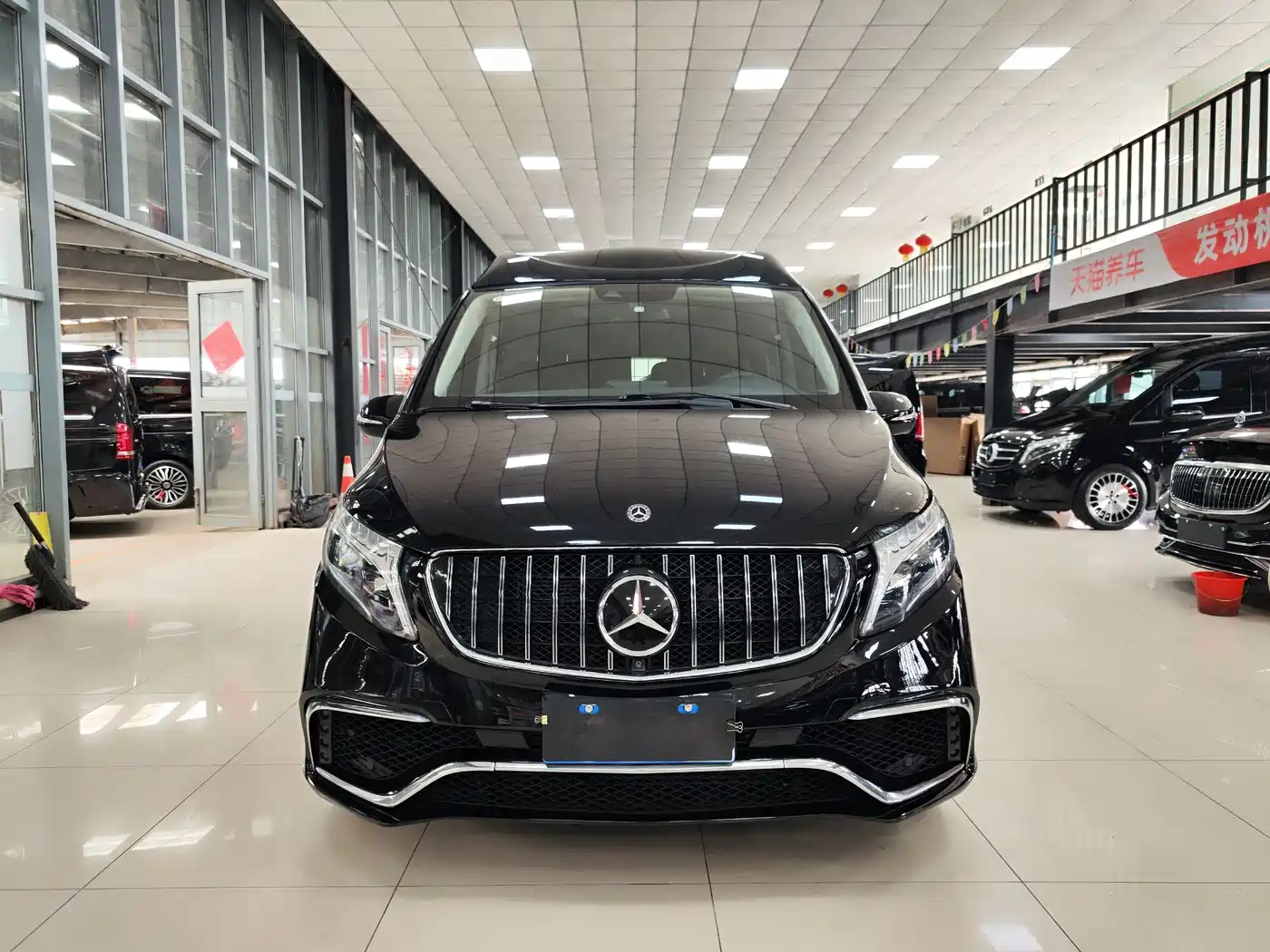 Mercedes-Benz V-Class 2018 V 260 L Premium Long Wheelbase Edition China VI фото 2
