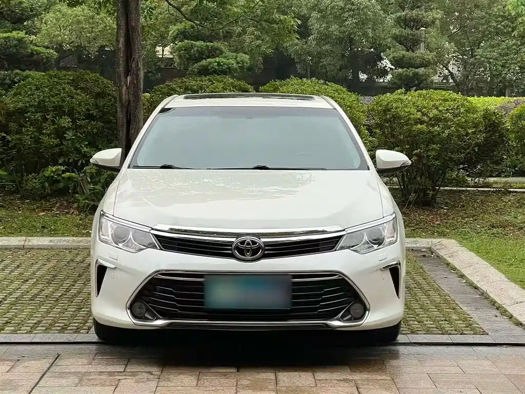 Toyota Camry 2016 2.0G 10th Anniversary Luxury Edition фото 6