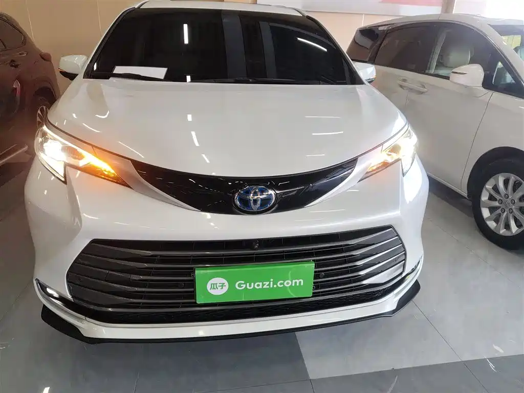 Toyota Sienna 2023 2.5L Hybrid Luxury Edition фото 3