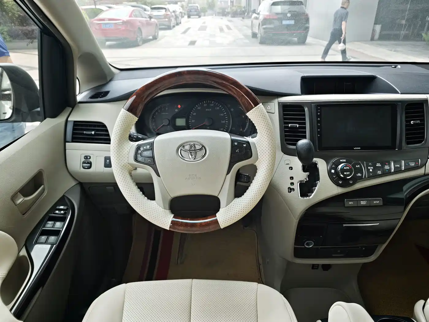 Toyota Sienna 2013 3.5L 4WD Automatic фото 11