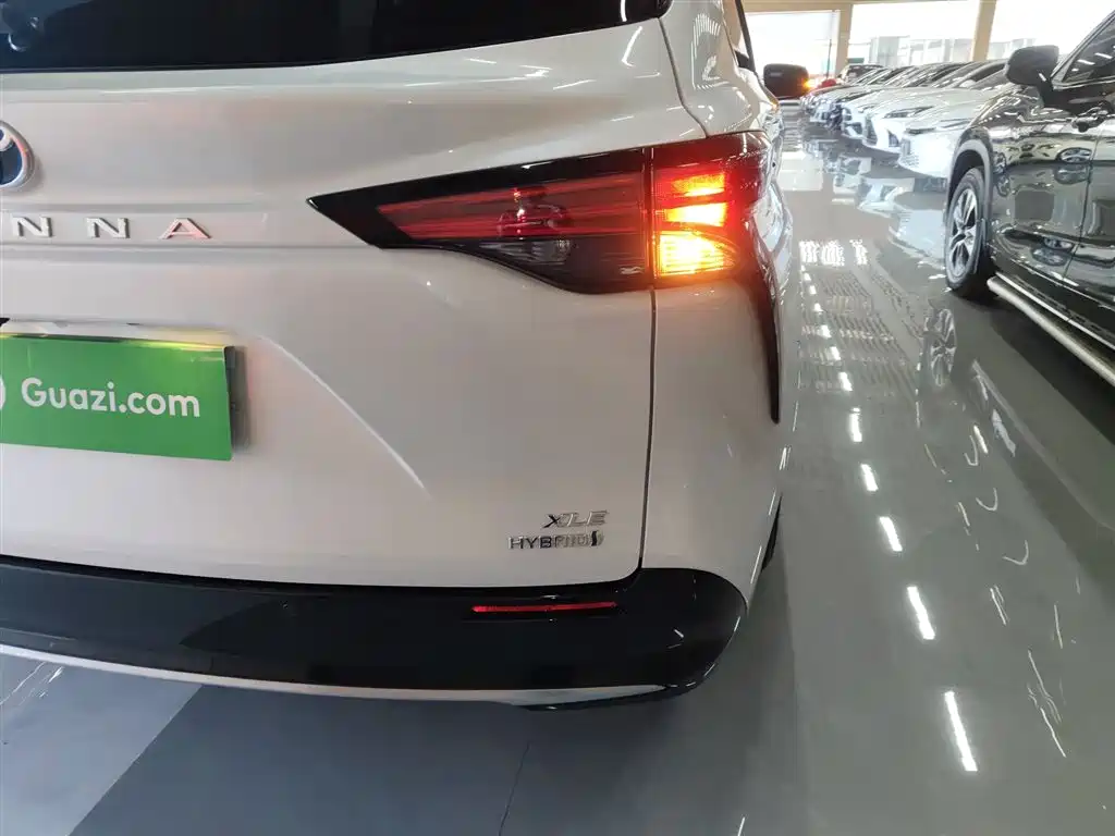 Toyota Sienna 2023 2.5L Hybrid Luxury Edition фото 8