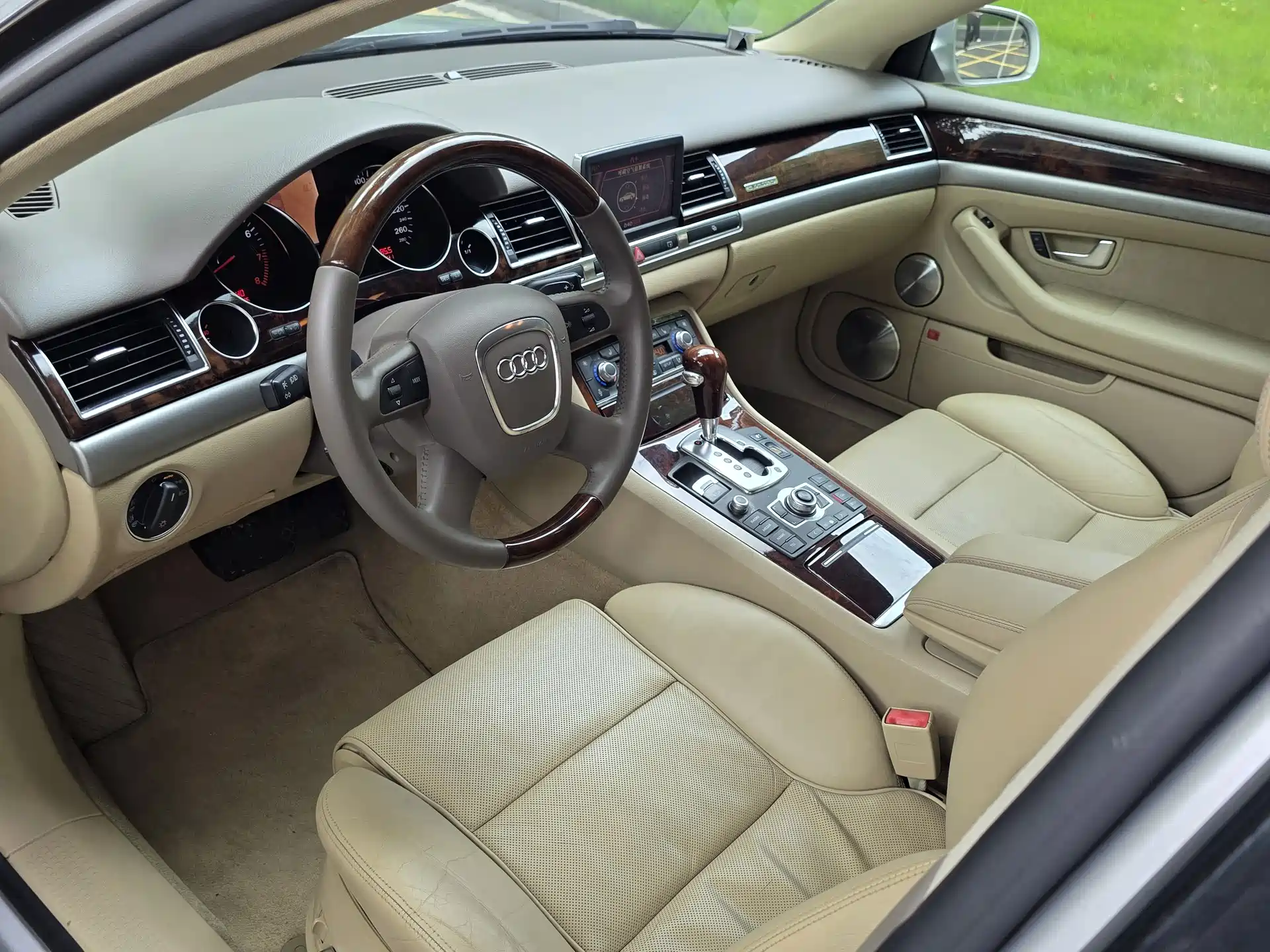 Photo 25 - Audi A8