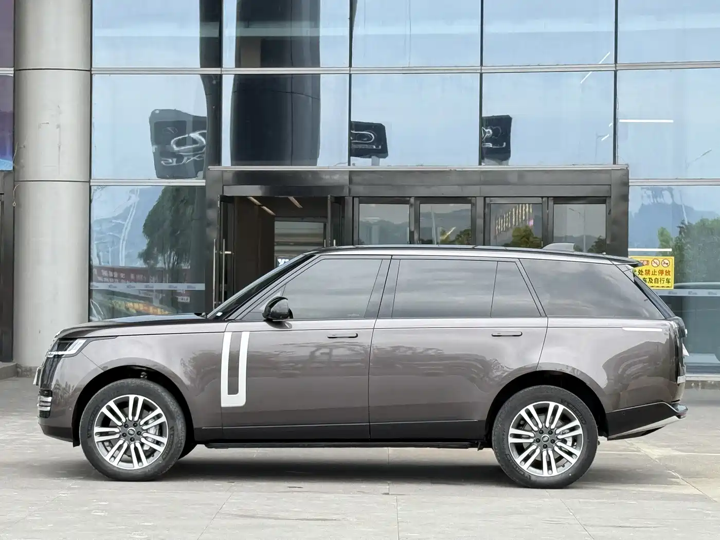 Land Rover Range Rover 2023 3.0 L6 400PS Genesis Extended Version фото 3
