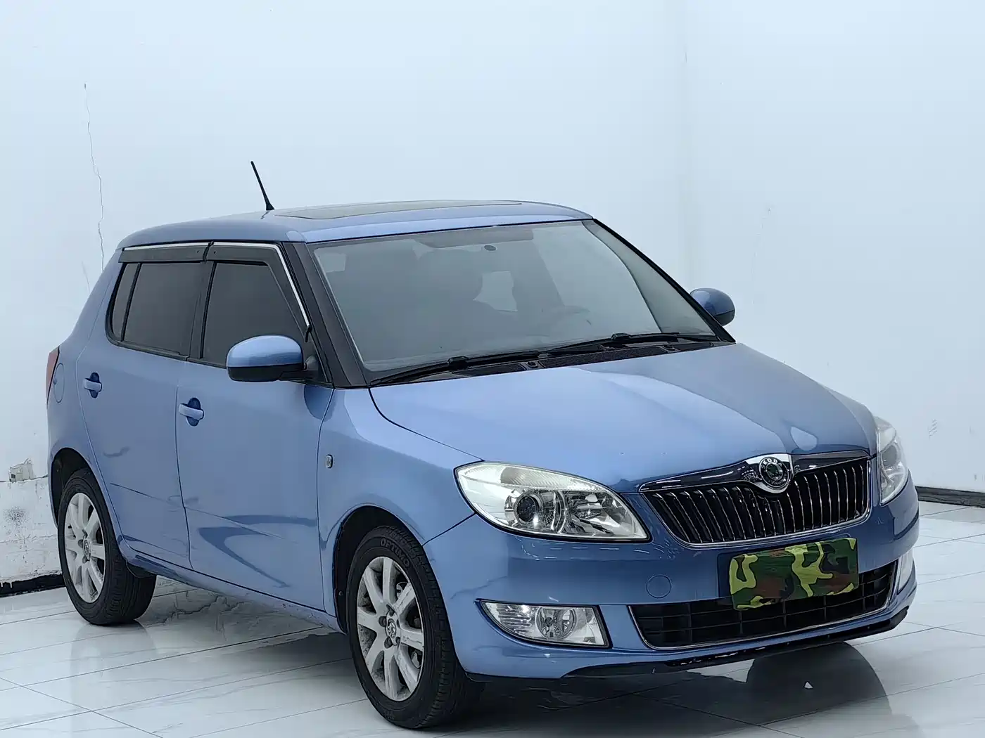 Škoda Fabia 2012 1.6L Auto Crystal Edition фото 3