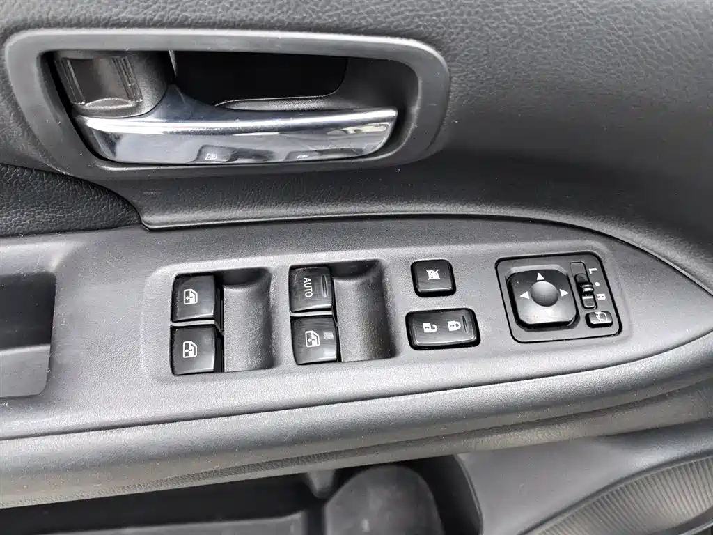 MITSUBISHI OUTLANDER