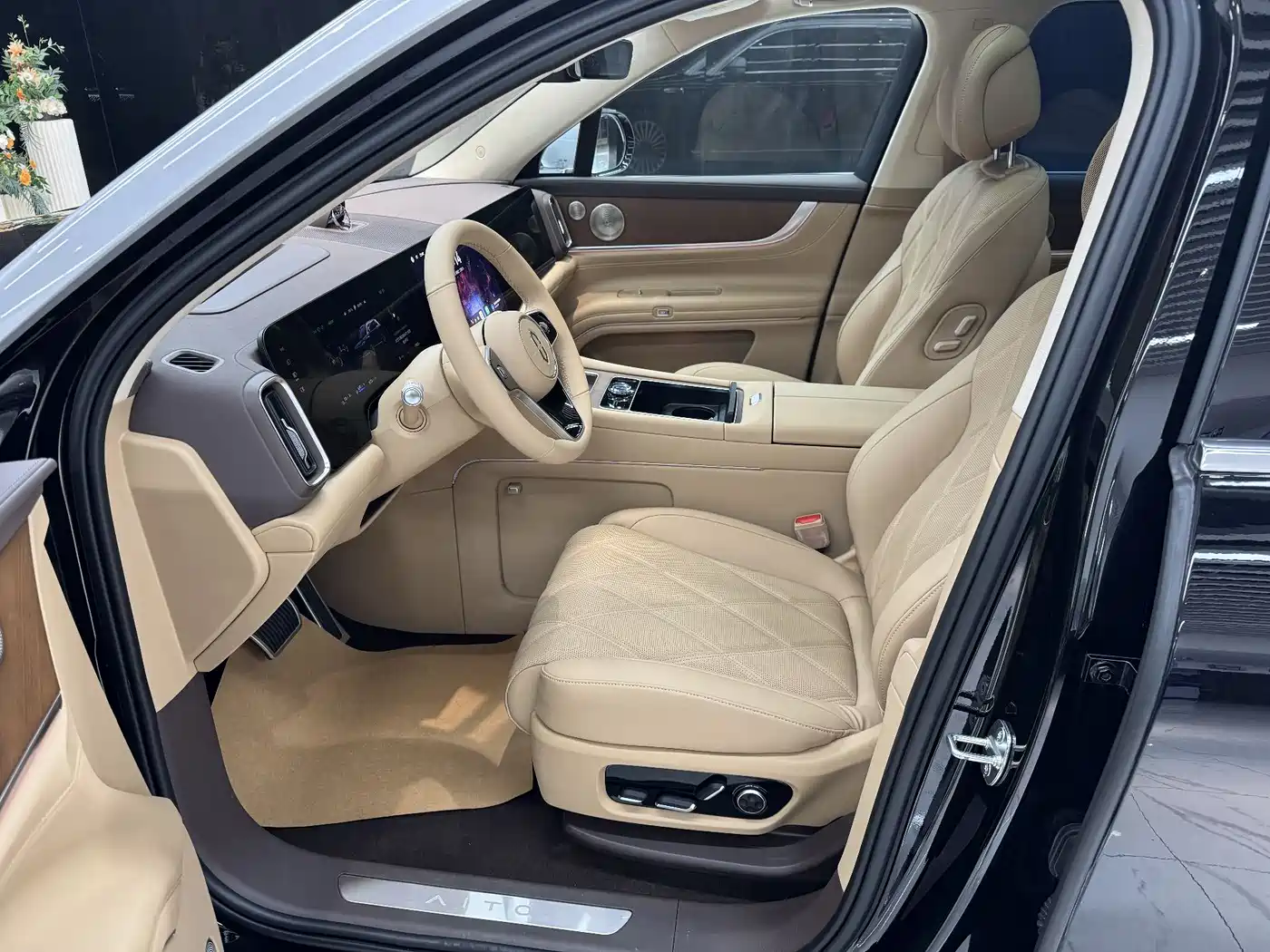 AITO Wenjie AITO M9 2025 Extended Range Ultra 52kWh 6-Seater фото 10