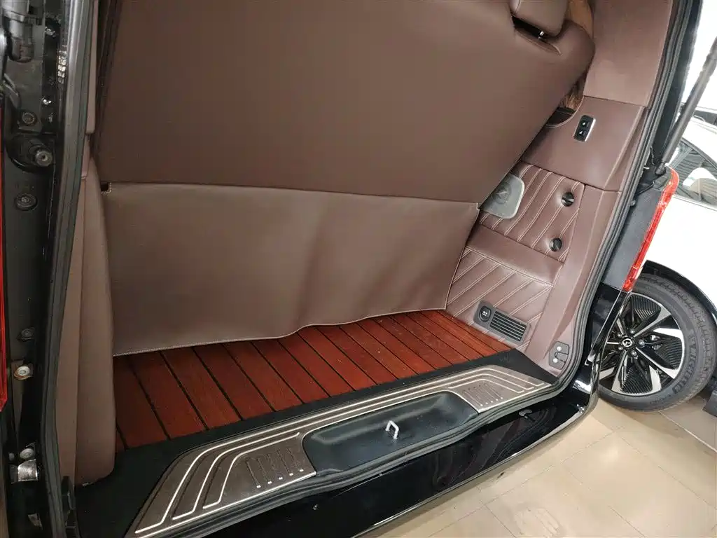 Mercedes-Benz V-Class 2017 Model V 260 Premium Edition фото 19