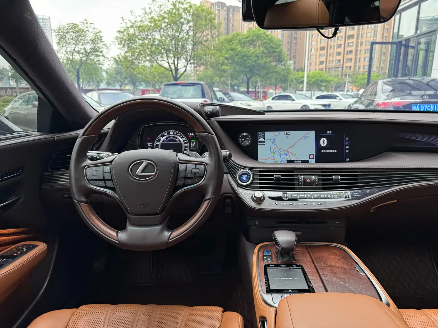 Lexus LS 2018 500h Executive Edition China V фото 16