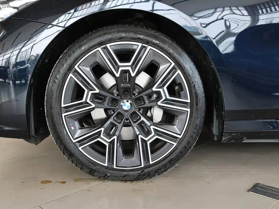 BMW 5 Series 2025 530Li Premium M Sport Package фото 14