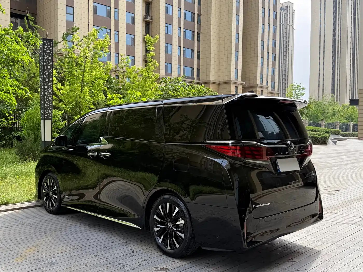 Toyota Alphard 2024 Hybrid 2.5L Ultimate Enjoyment Edition фото 5