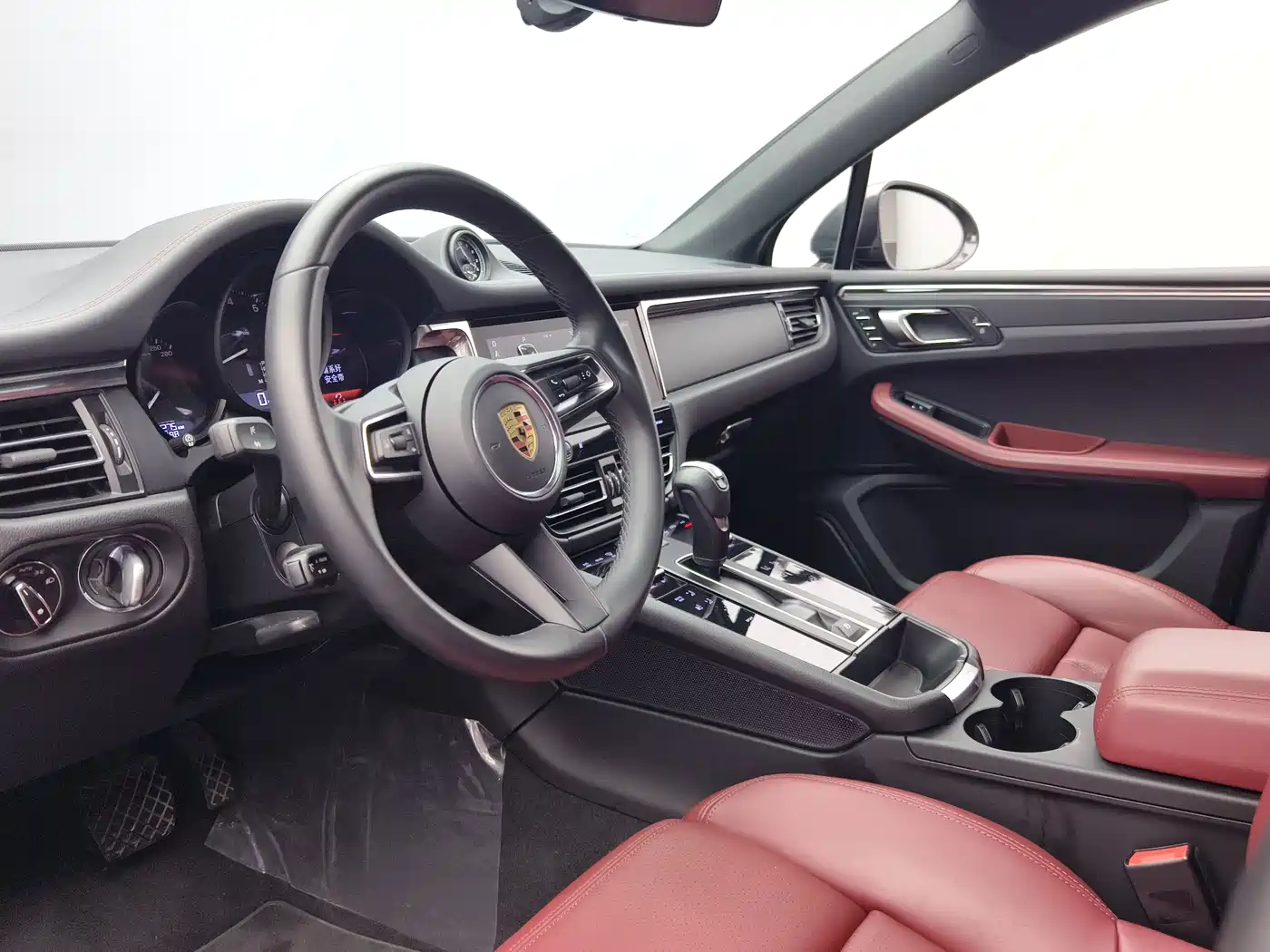 PORSCHE MACAN