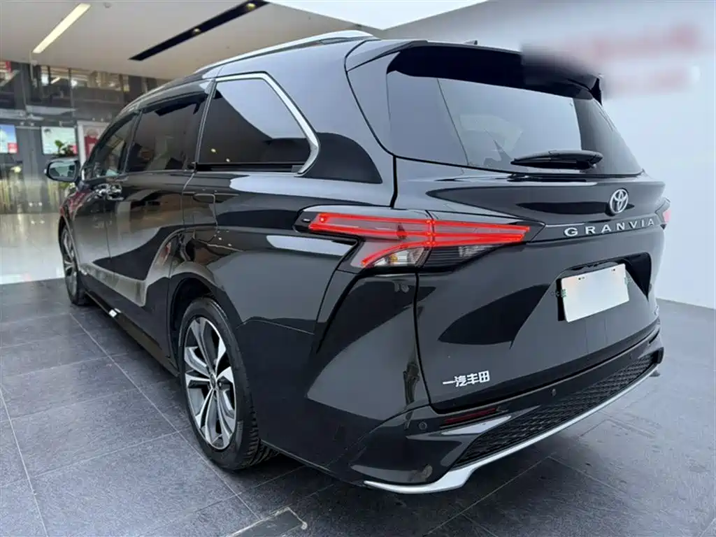 Toyota Granvia 2022 Model Year 2.5L Hybrid Flagship Edition фото 25