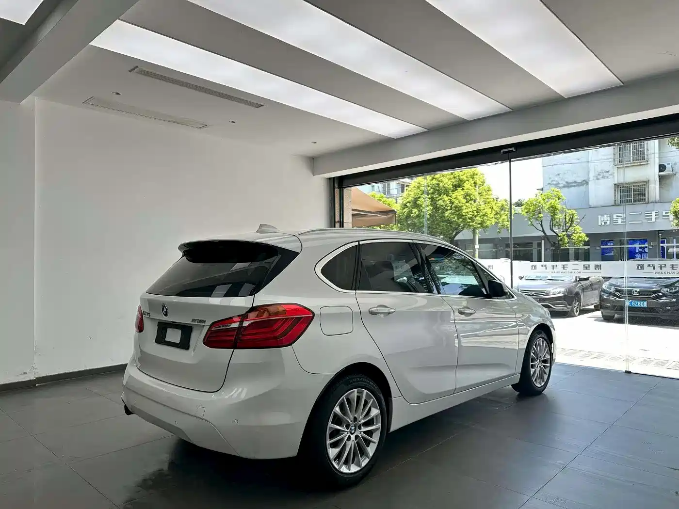 BMW 2 Series Touring 2019 218i Leading фото 9