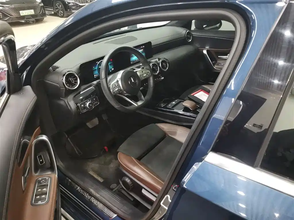Mercedes-Benz A-Class 2019 A 180 L Sport Sedan фото 13