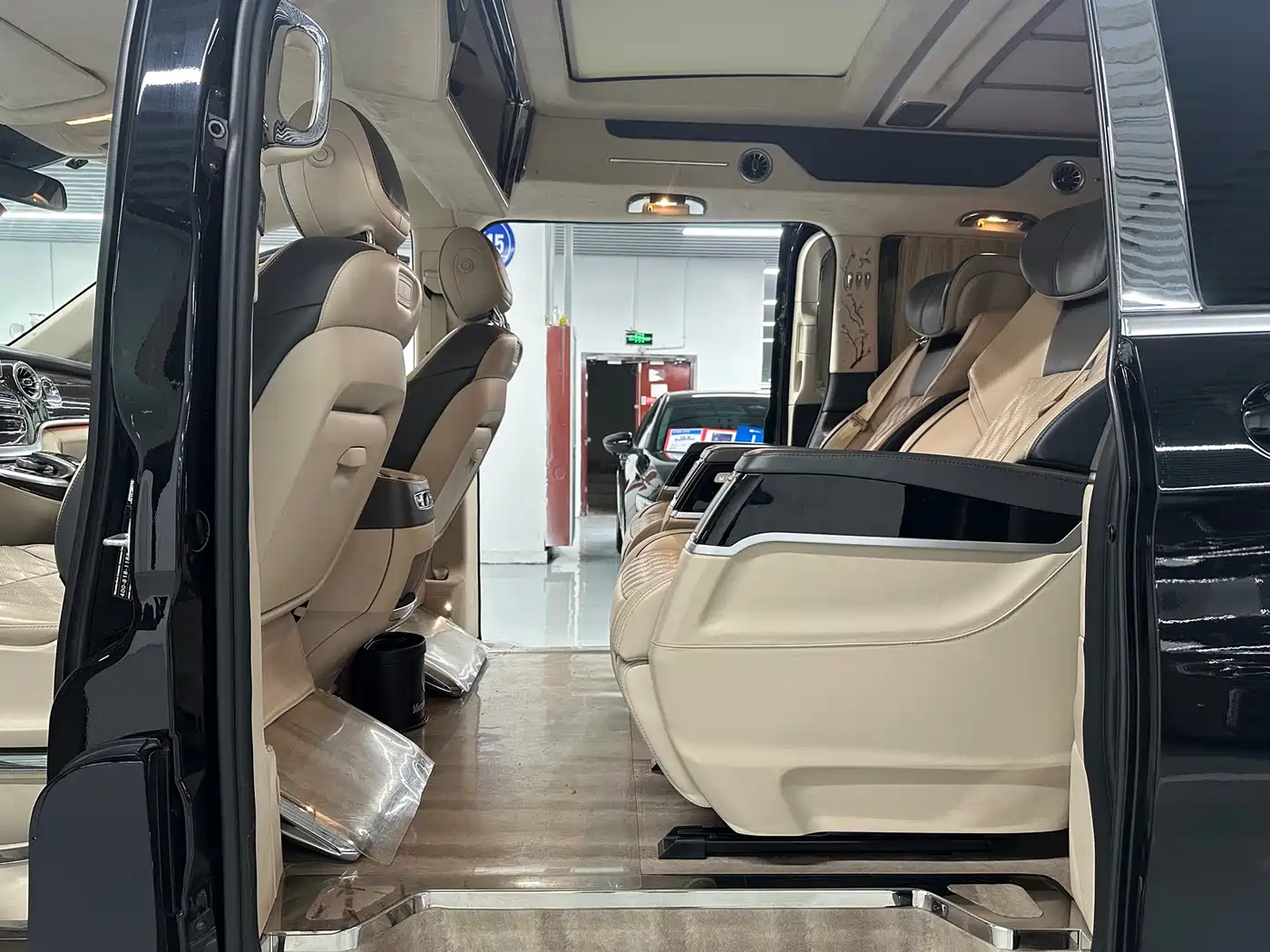 Mercedes-Benz V-Class 2018 V 260 L Premium Long Wheelbase Edition China VI фото 10