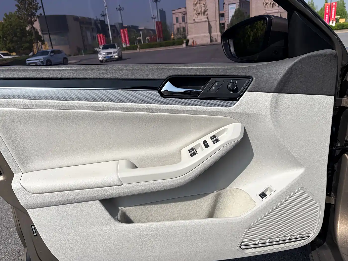 Volkswagen Sagitar 2015 1.6L Automatic Comfort фото 15