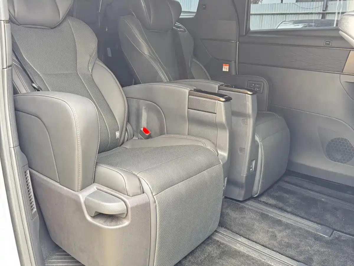 Toyota Alphard фото 10