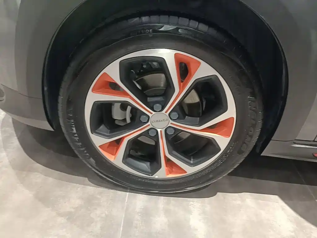 Фото 23 - Lynk & Co 02