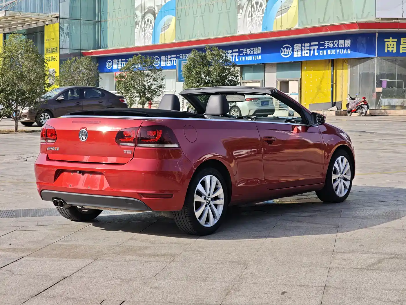 Volkswagen Golf (Import) 2012 1.4TSI Luxury Convertible Edition фото 12