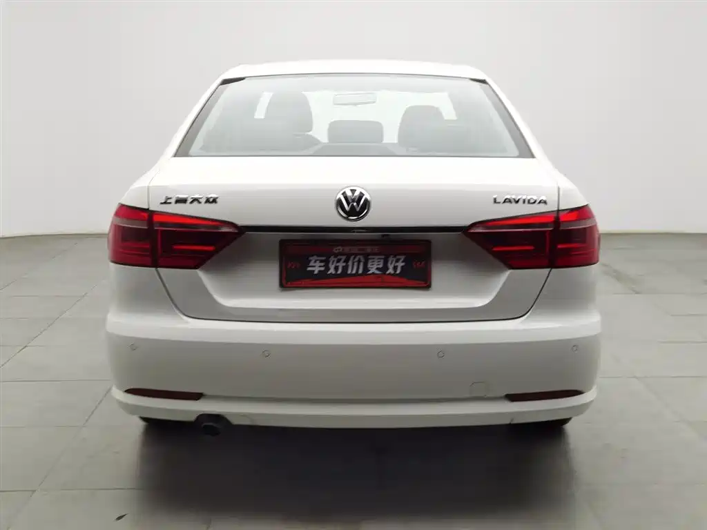 Volkswagen Lavida 2013 Facelift Classic 1.6L Manual Comfort фото 4