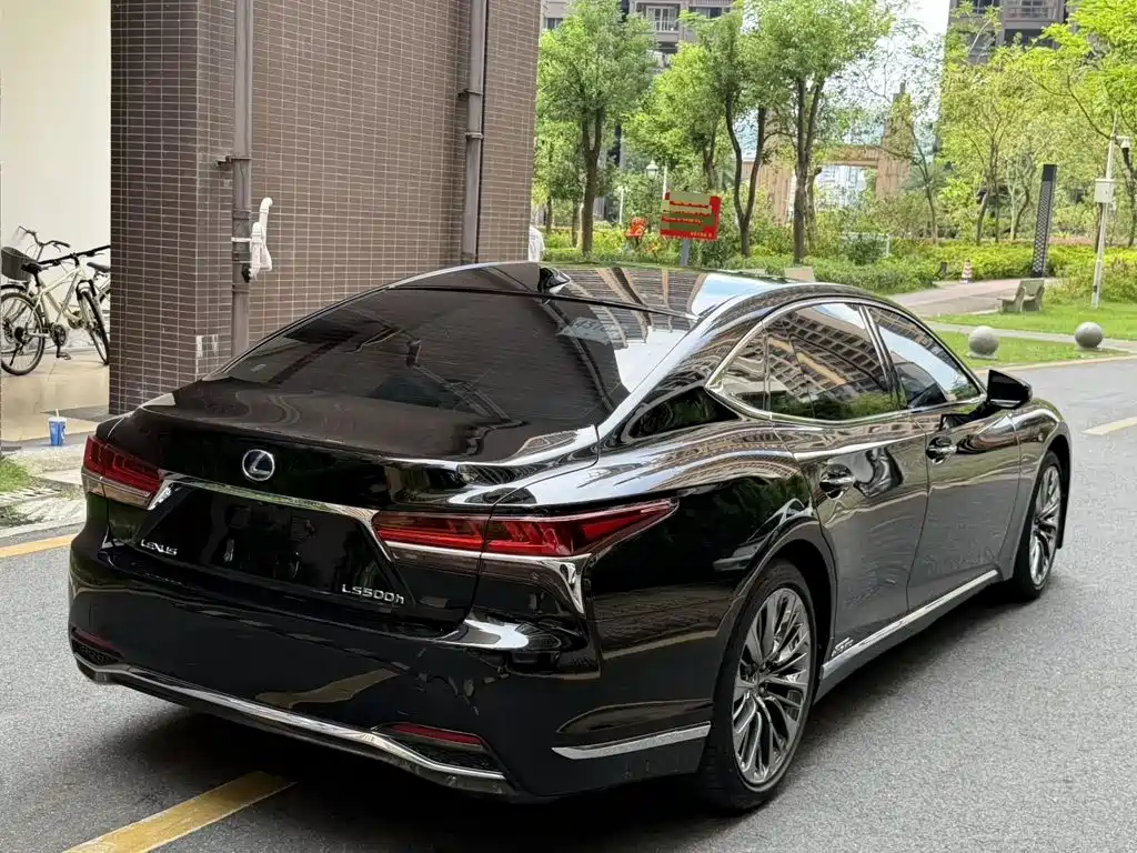 Фото 3 - Lexus LS