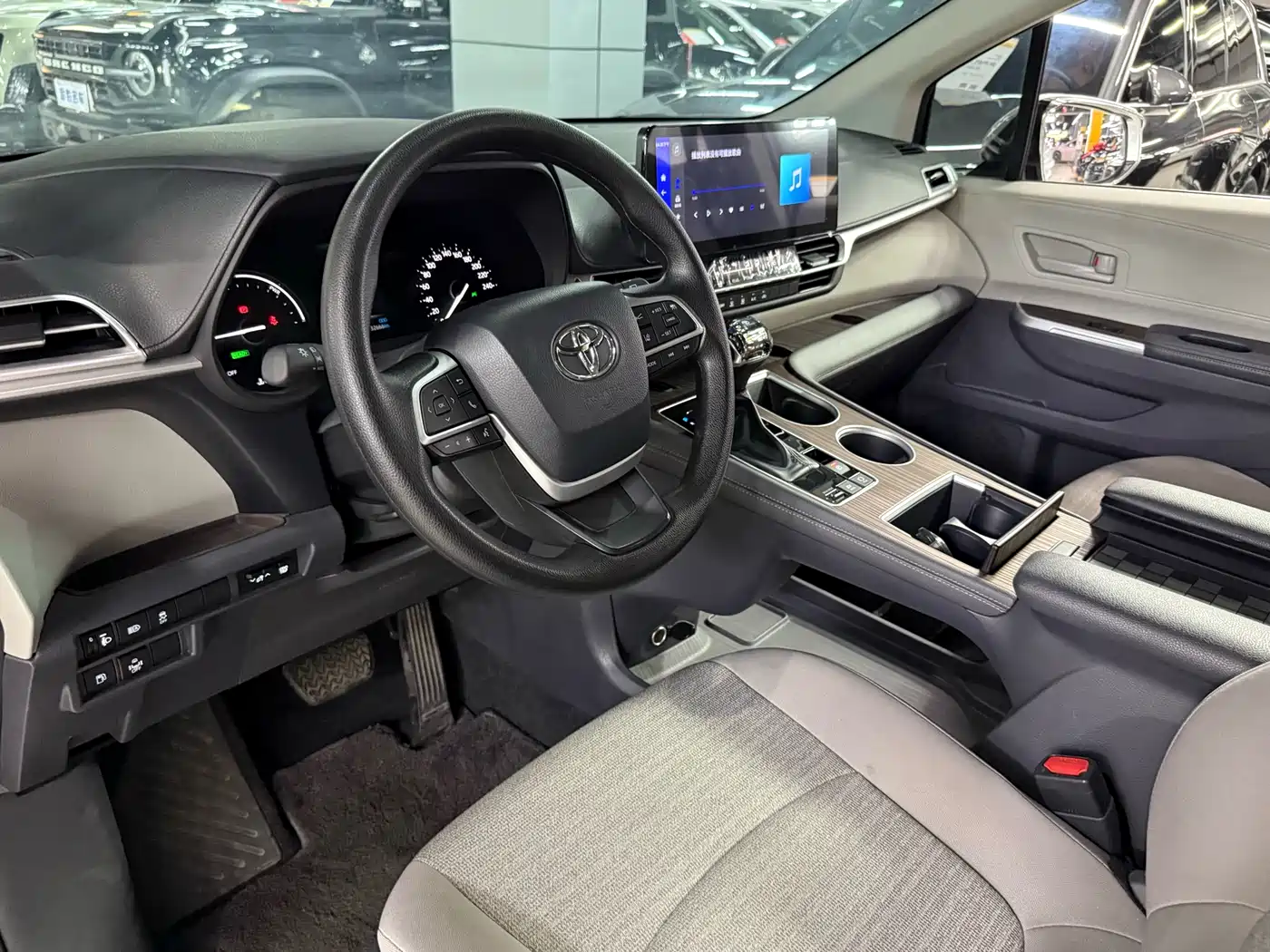 Toyota Sienna 2023 2.5L Hybrid Comfort Edition фото 9