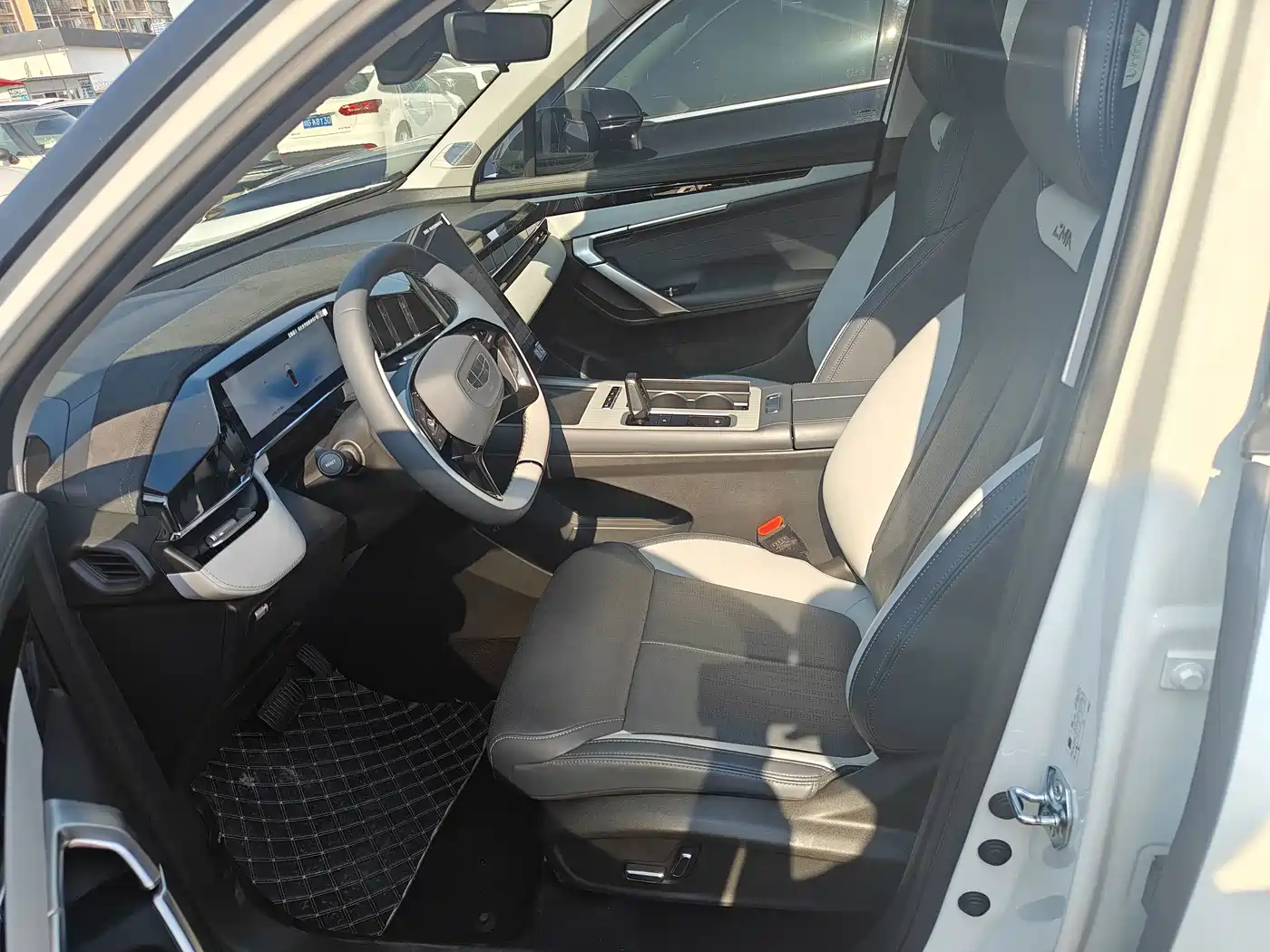 Фото 4 - Geely Atlas L