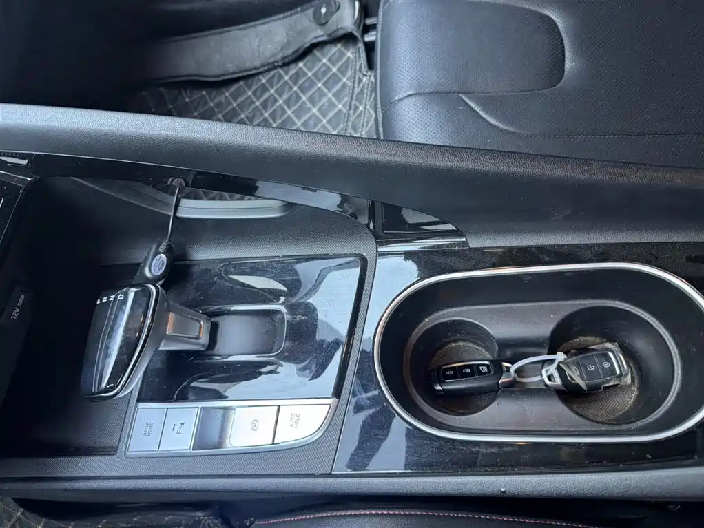 Hyundai Elantra 2021 1.5L CVT LUX Premium Edition фото 6