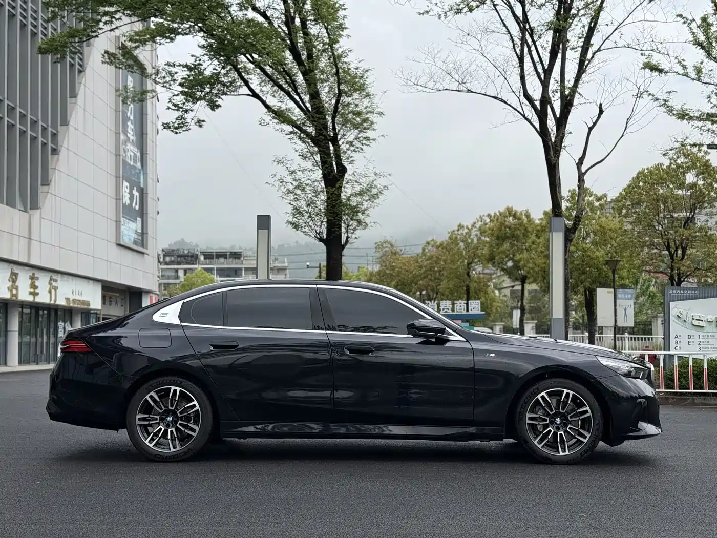 BMW 5 Series 2025 530Li Leading M Sport Package фото 4