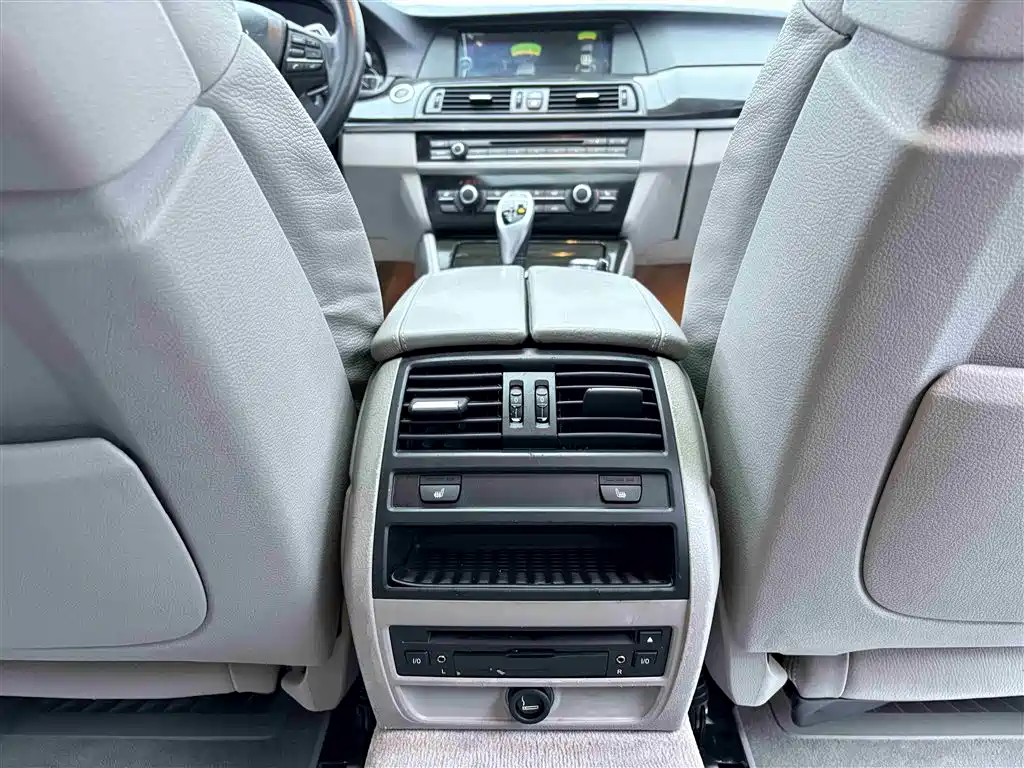 BMW 5 Series 2011 535Li Luxury фото 16
