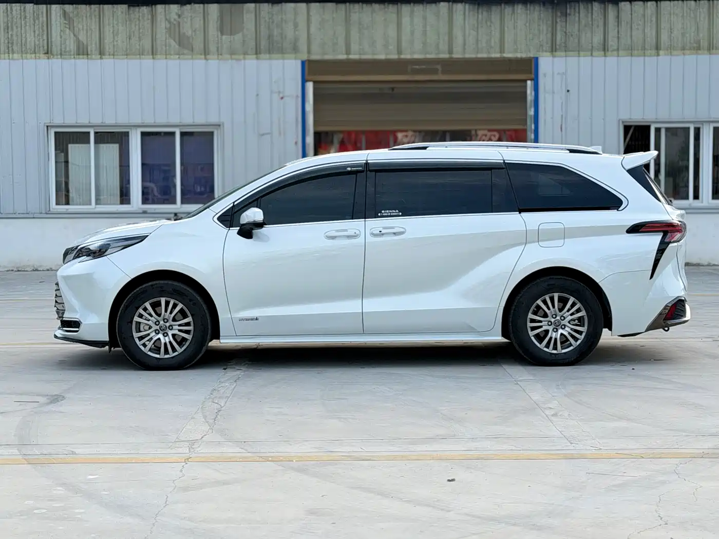 Toyota Sienna 2023 2.5L Hybrid Comfort Edition фото 4
