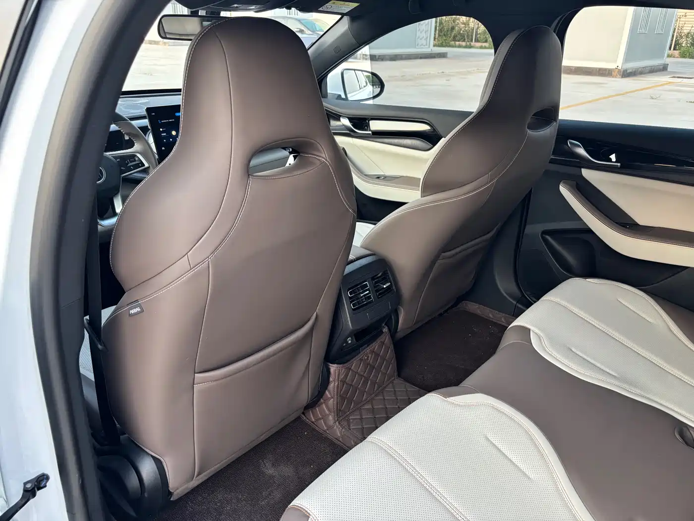 BYD Qin PLUS 2024 Glory Edition DM-i 55KM Leading фото 11