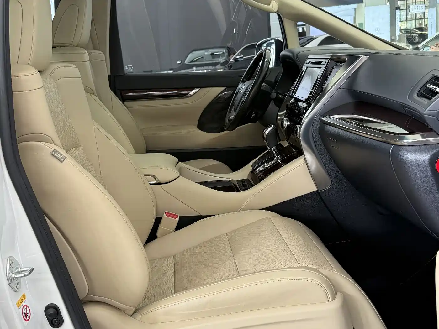 Toyota Alphard 2018 3.5L Luxury фото 10