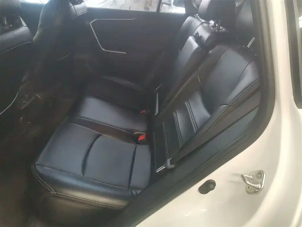 Toyota Wildlander 2023 2.0L CVT FWD LE фото 17