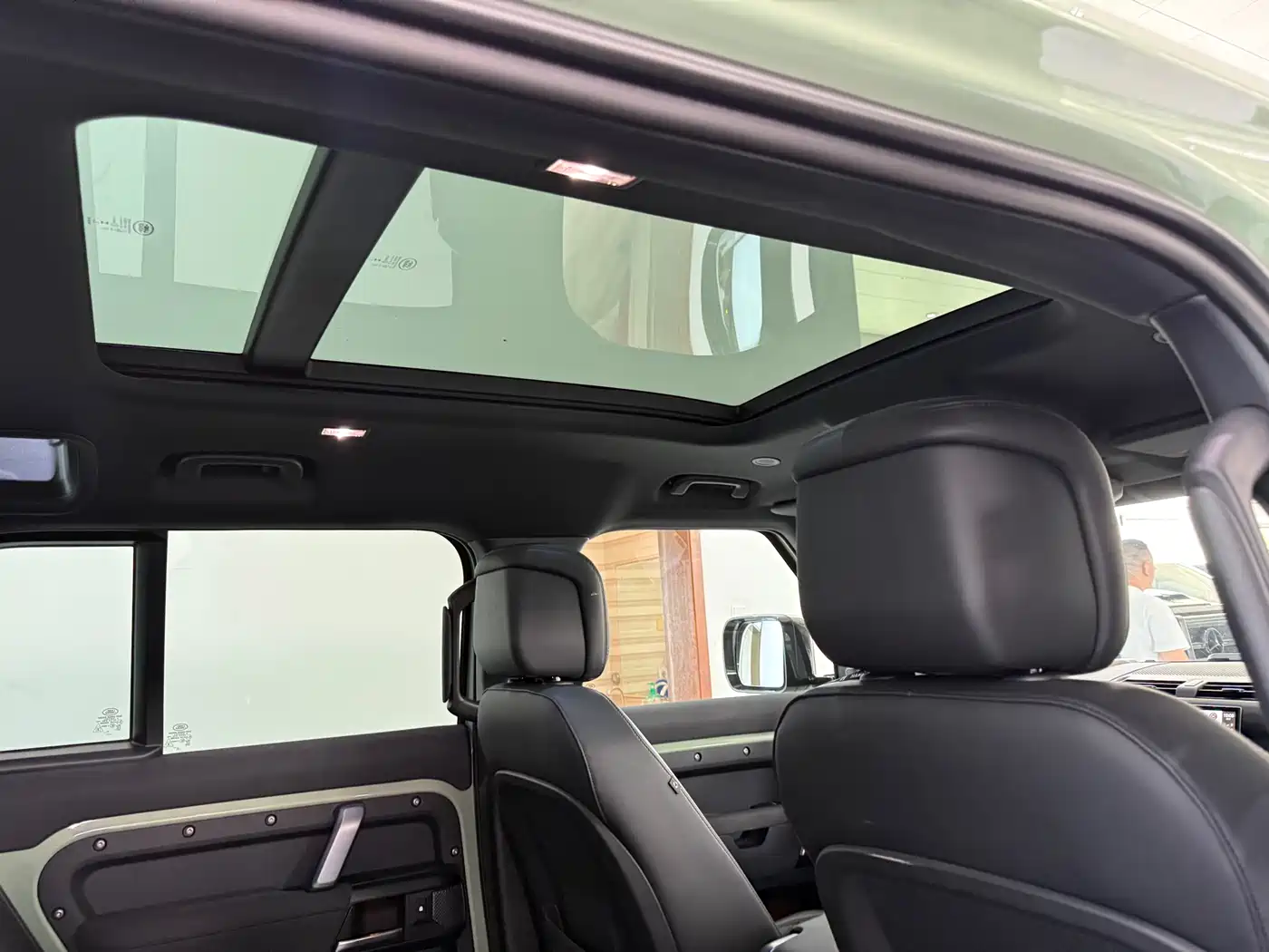 Land Rover Defender 2023 110 3.0T P400 75th Anniversary Legend Edition фото 13