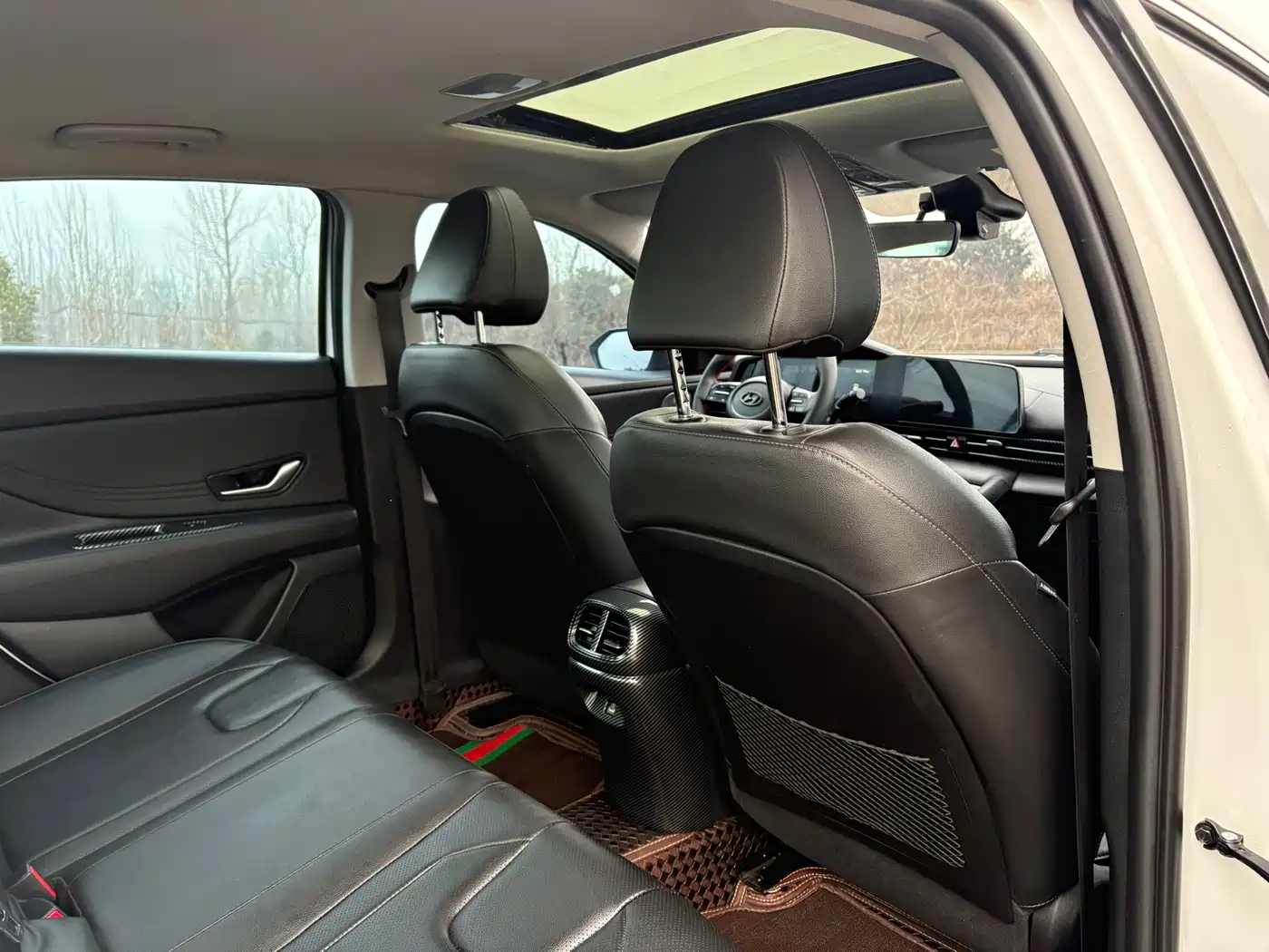 Hyundai Elantra 2022 1.5L CVT LUX Premium Edition фото 18