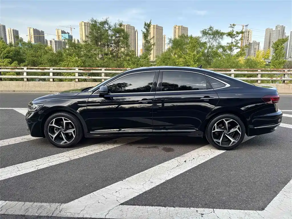 Volkswagen Passat 2023 330TSI Starlight Elite Edition фото 11
