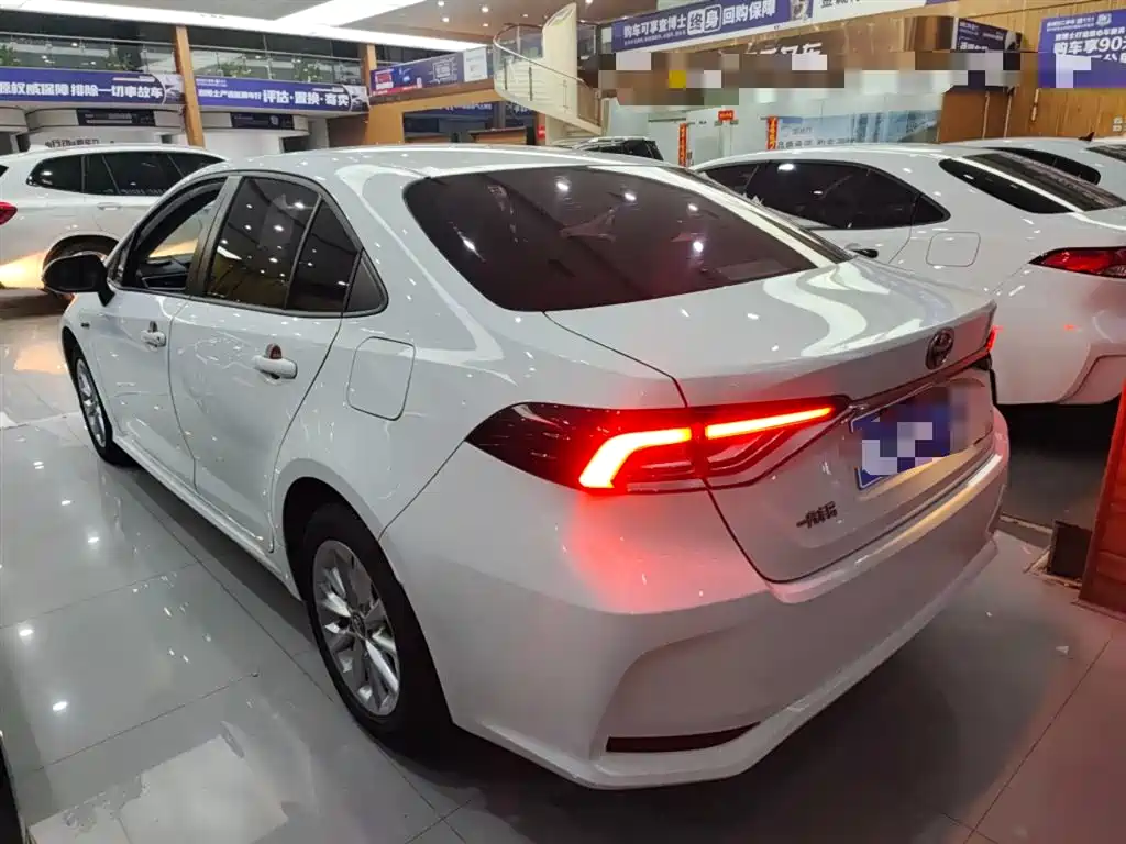 Toyota Corolla 2021 Hybrid 1.8L E-CVT Elite Edition фото 21