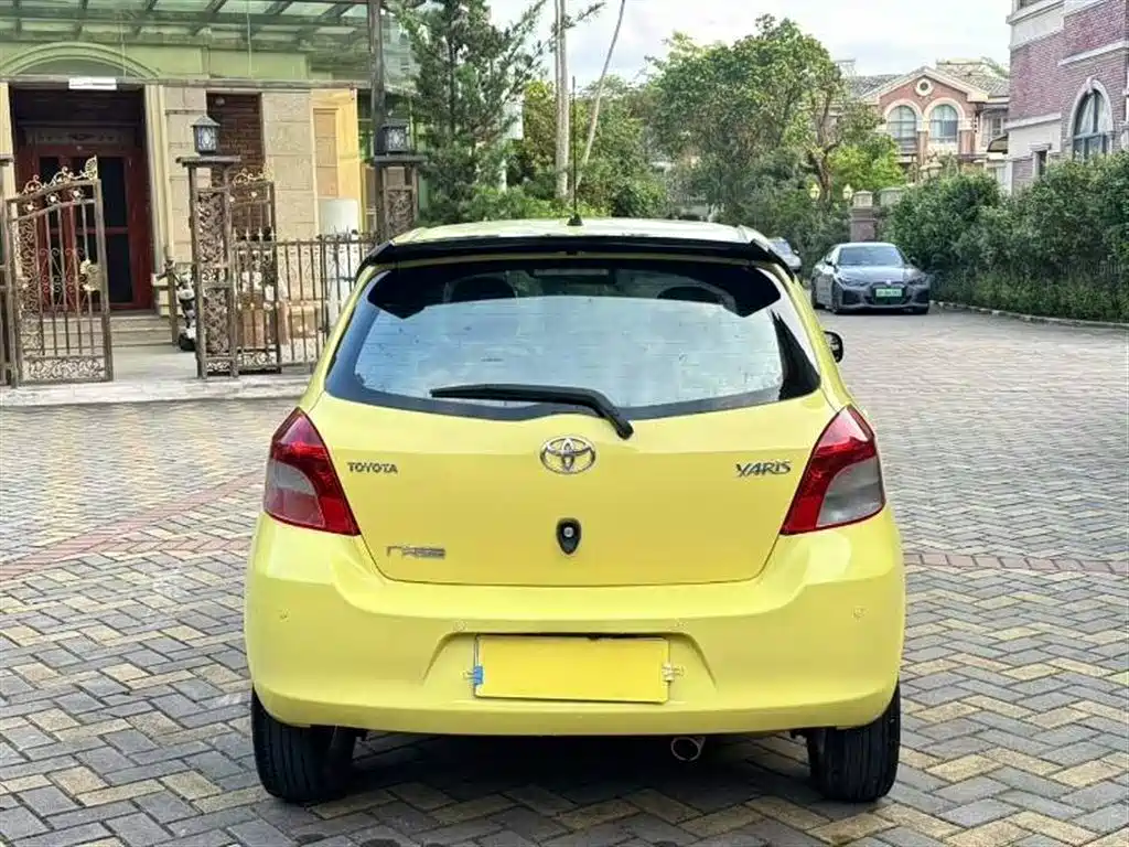 Toyota Yaris 2011 1.6E Auto Charm Edition фото 5