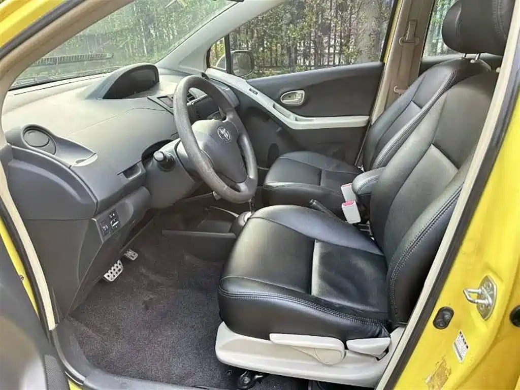 Toyota Yaris 2011 1.6E Auto Charm Edition фото 7
