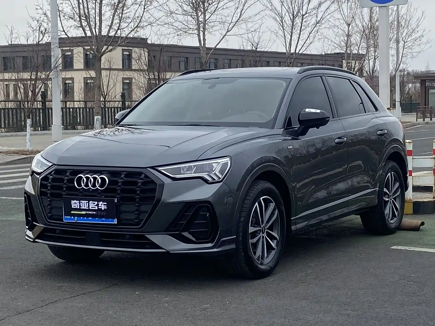 AUDI Q3