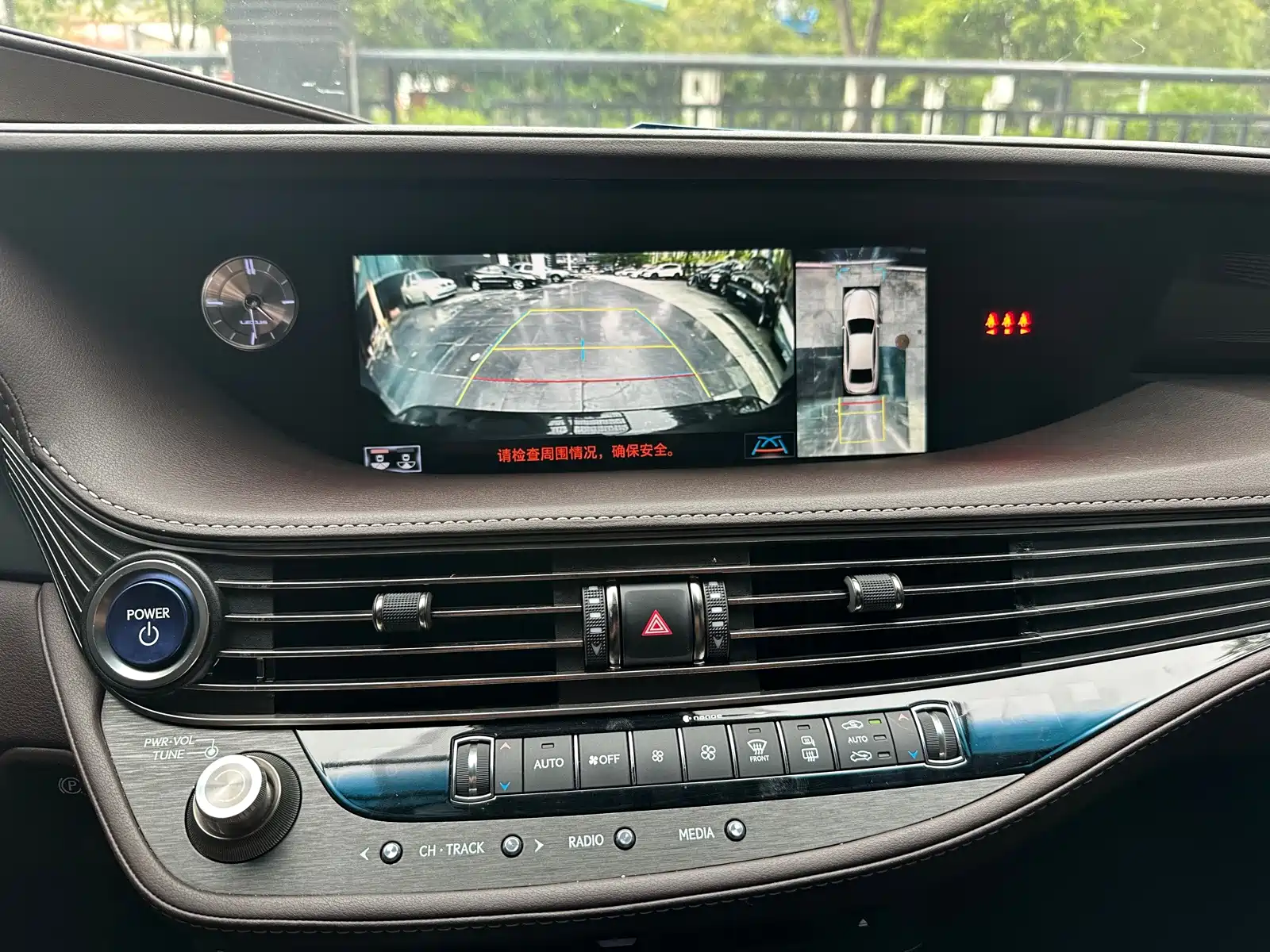 Фото 6 - Lexus LS