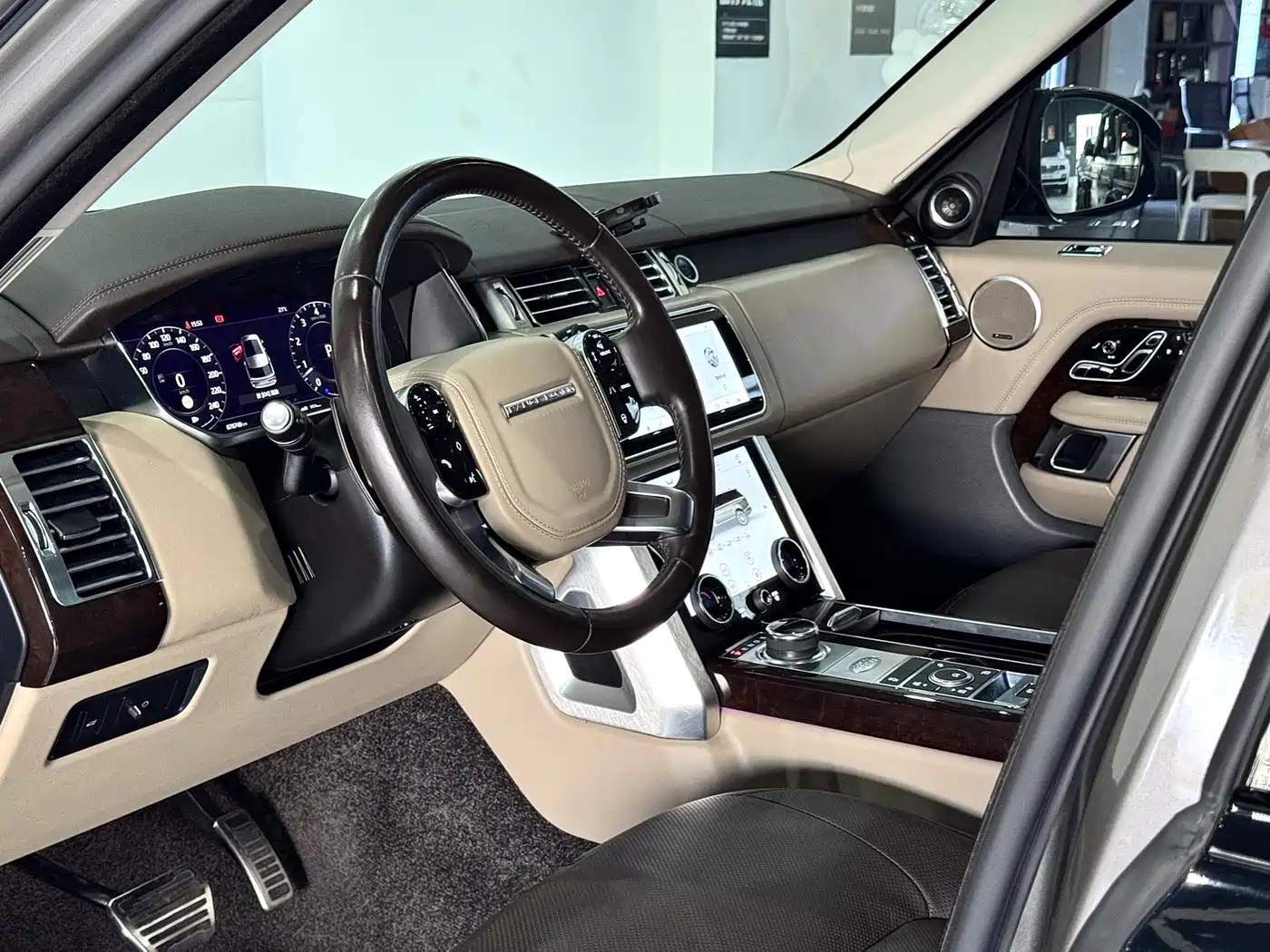 Land Rover Range Rover 2021 3.0 L6 Heritage Extended Classic Edition фото 21