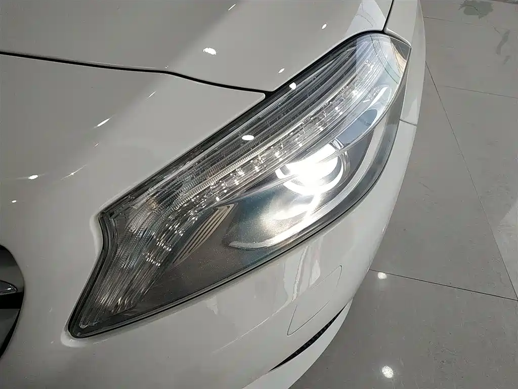 Mercedes-Benz A-Class (Import) 2015 A 200 Fashion фото 24